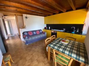 a living room with a table and a couch at Casa dai nonni in Perledo