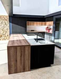 una cocina con fregadero y encimera en Villa Laurca, en Auch