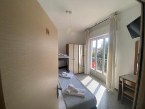 Televízia a/alebo spoločenská miestnosť v ubytovaní Hotel Ausonia B&B RiMiNi
