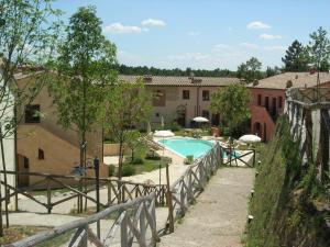 una vista de una casa con piscina en vicino a San Gimignano, relax tra piscina e natura, fast internet STARLINK, en Gambassi Terme 16 fotos más