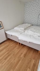 Postel nebo postele na pokoji v ubytování Saltögården