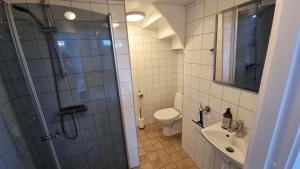 Koupelna v ubytování Saltögården