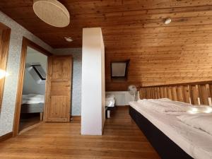 Postel nebo postele na pokoji v ubytování Saltögården