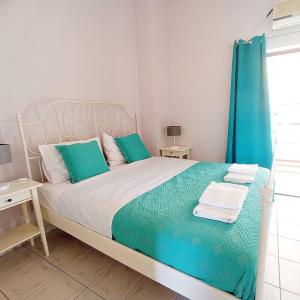 Postel nebo postele na pokoji v ubytování Lechaio Beach Corinth maisonette - Building A