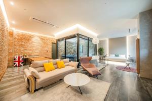 大邱Daegu Eastern Hotel Lions Park的带沙发和砖墙的客厅