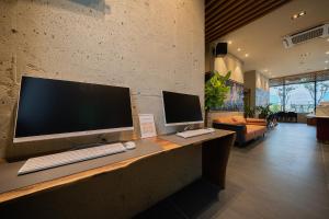 Daegu Eastern Hotel Lions Park的电视和/或娱乐中心