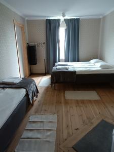 Postel nebo postele na pokoji v ubytování Kungsgården BnB