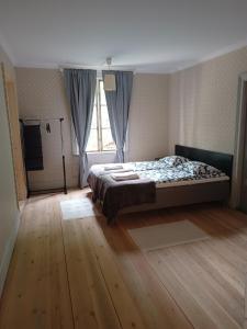 Postel nebo postele na pokoji v ubytování Kungsgården BnB