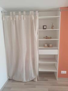 un placard avec un rideau de douche blanc dans une pièce dans l'établissement Chambre chez l'habitant avec petit déjeuner à 5 mins du Futuroscope, à Chasseneuil-du-Poitou