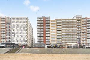 un parcheggio con edifici alti sullo sfondo di Le Cosy Miramar appartement a Blankenberge