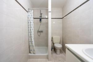 un bagno con doccia, WC e lavandino di Le Cosy Miramar appartement a Blankenberge Altre 28 foto