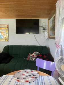 Una televisión o centro de entretenimiento en Dövared