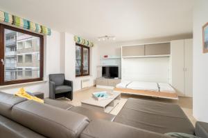 un soggiorno con un divano e un letto di Le Cosy Miramar appartement a Blankenberge
