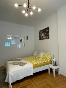 Ένα ή περισσότερα κρεβάτια σε δωμάτιο στο Julia Apartman