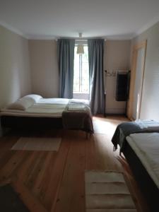 Postel nebo postele na pokoji v ubytování Kungsgården BnB
