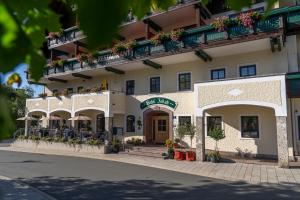 un edificio con macetas de flores en sus balcones en Hotel Jakob, en Fuschl am See