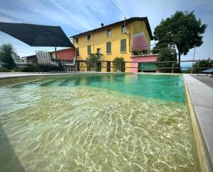 The swimming pool at or close to La Valle dei Vigher