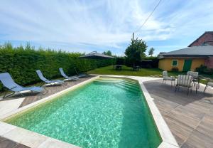 The swimming pool at or close to La Valle dei Vigher