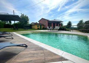 The swimming pool at or close to La Valle dei Vigher