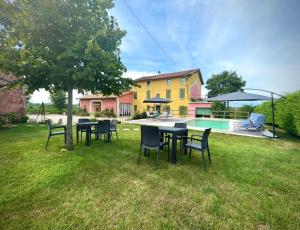 The swimming pool at or close to La Valle dei Vigher