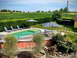 The swimming pool at or close to La Valle dei Vigher