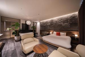 大邱Daegu Eastern Hotel Lions Park的一间带床和桌子的酒店房间