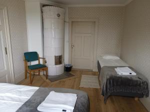 Postel nebo postele na pokoji v ubytování Kungsgården BnB