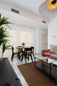 salon ze stołem i kanapą w obiekcie Avanti San Roman, para disfrutar como un sevillano mas w Sewilli