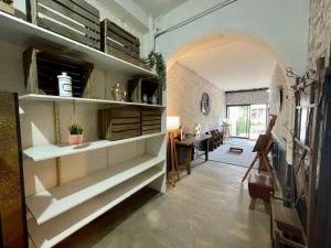 Zimmer mit Regalen und einem Esszimmer mit einem Tisch in der Unterkunft Maison "L'oeil du Prince" - Verdun Centre - Terrasse - Wifi - 7 couchages - 10 personnes - Garage Vélo et moto - Géré par PrestaZen'Services in Verdun-sur-Meuse