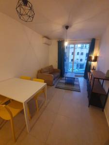 un salon avec une table et un canapé dans l'établissement Prime Area 1 Bed Apt St Julians, à San Ġiljan