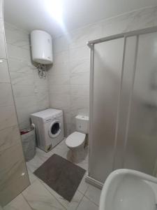une petite salle de bain avec toilettes et douche dans l'établissement Prime Area 1 Bed Apt St Julians, à San Ġiljan