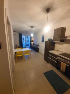 une cuisine et une salle à manger avec une table et un réfrigérateur dans l'établissement Prime Area 1 Bed Apt St Julians, à San Ġiljan 4 autres photos