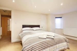 A bed or beds in a room at Bairstow Apartment 