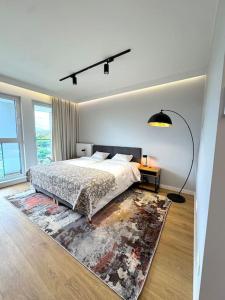 En eller flere senge i et værelse på BnP Luxury Old Town 24h check-in, Business and Pleasure