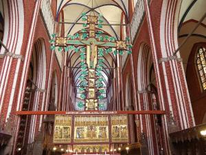 バート・ドーベランにあるFewo und Bungalow Fritz Reuter Bad Doberanの大きな窓と大きなオルガンを備えた大きな大聖堂