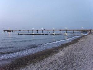 バート・ドーベランにあるFewo und Bungalow Fritz Reuter Bad Doberanの砂浜のある海の桟橋 +26枚の写真