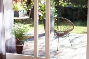 eine Glastür mit einem Stuhl auf einer Terrasse in der Unterkunft Villa Stein in Stein an der Traun