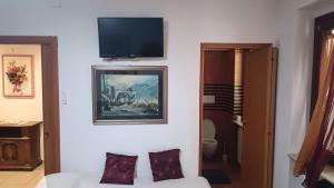 A television and/or entertainment centre at Villa Linda Bed And Breakfast