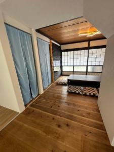 a room with a bed and some windows at 最大5名様利用可 モダンでスタイリッシュなムーヴ戸田241 大型TV完備 wifiあり in Toda