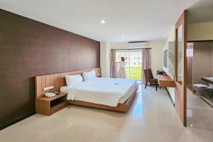 Postel nebo postele na pokoji v ubytování Phavina Hotel Rayong SHA Extra Plus