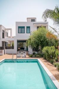 una gran piscina frente a una casa en Seametry Villa, en La Canea