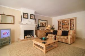 sala de estar con sofá y chimenea en Apartment White Pearl Beach, en Marbella