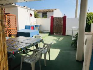 a patio with a table and chairs and a fence at CASA VACANZA PALMENTO BELLA in Santa Maria Del Focallo