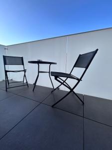 deux chaises et une table dans une pièce dans l'établissement BoleslaviaApartments - Apartament Arte 4, parking free, EV, à Bolesławiec