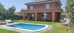 Bazén v ubytovaní Villa Brisas - Preciosa villa con gran intimidad y piscina alebo v jeho blízkosti