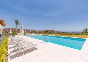 Basen w obiekcie Holiday in ground floor apartment in Marbella Club Hills, Benahavis lub w pobliżu