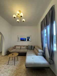 a living room with a couch and a table at Dream Laguna 3 in La Laguna