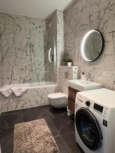 Bilik mandi di LTS RENT Luxury & Comfortable Villas Łąkowa