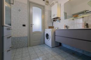 A kitchen or kitchenette at San Salvario Family Apartment by Wonderful Italy Még 24 kép