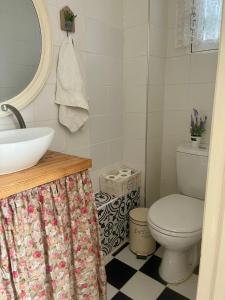 a bathroom with a toilet and a sink at Suits יחידת נופש מתוקה באילת in Eilat